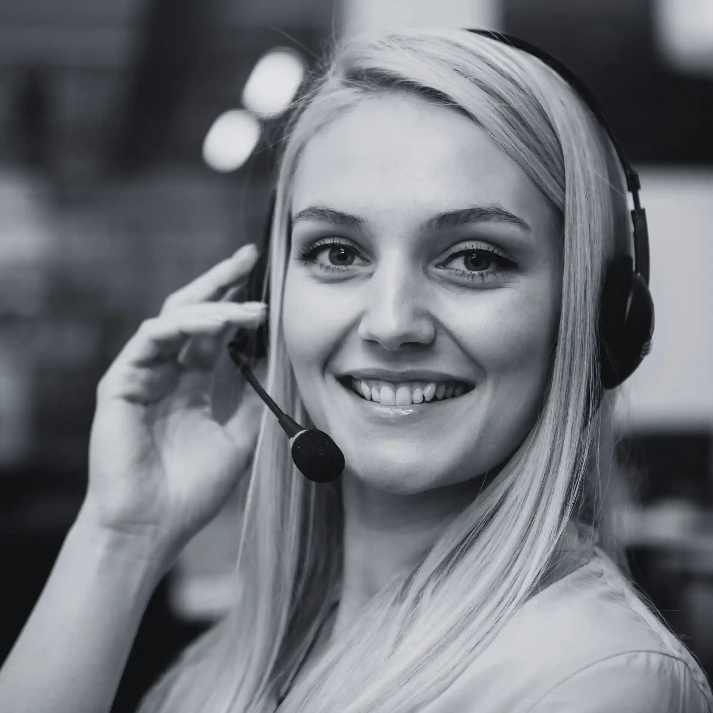 Expert Indosoft representative supporting teams evaluating Indosoft’s stronger communication environment than Kixie. Indosoft support specialist wearing a headset helping teams understand why they upgrade from Kixie to Indosoft.