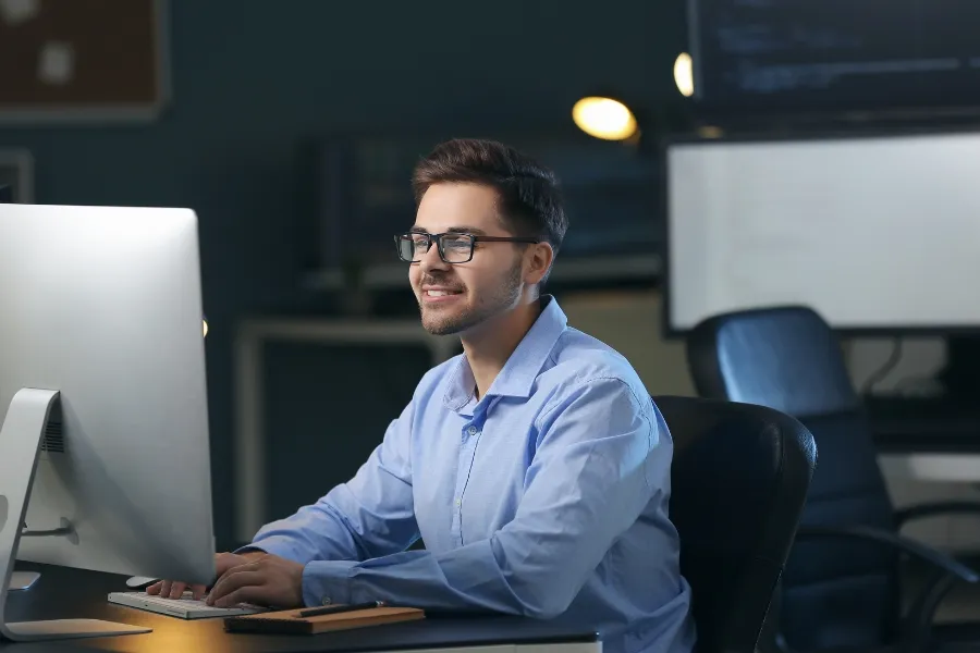 Employee tracking delivered and viewed MMS messages using Indosoft’s reporting tools. Employee reviewing MMS delivery analytics using Indosoft’s real-time insights dashboard.