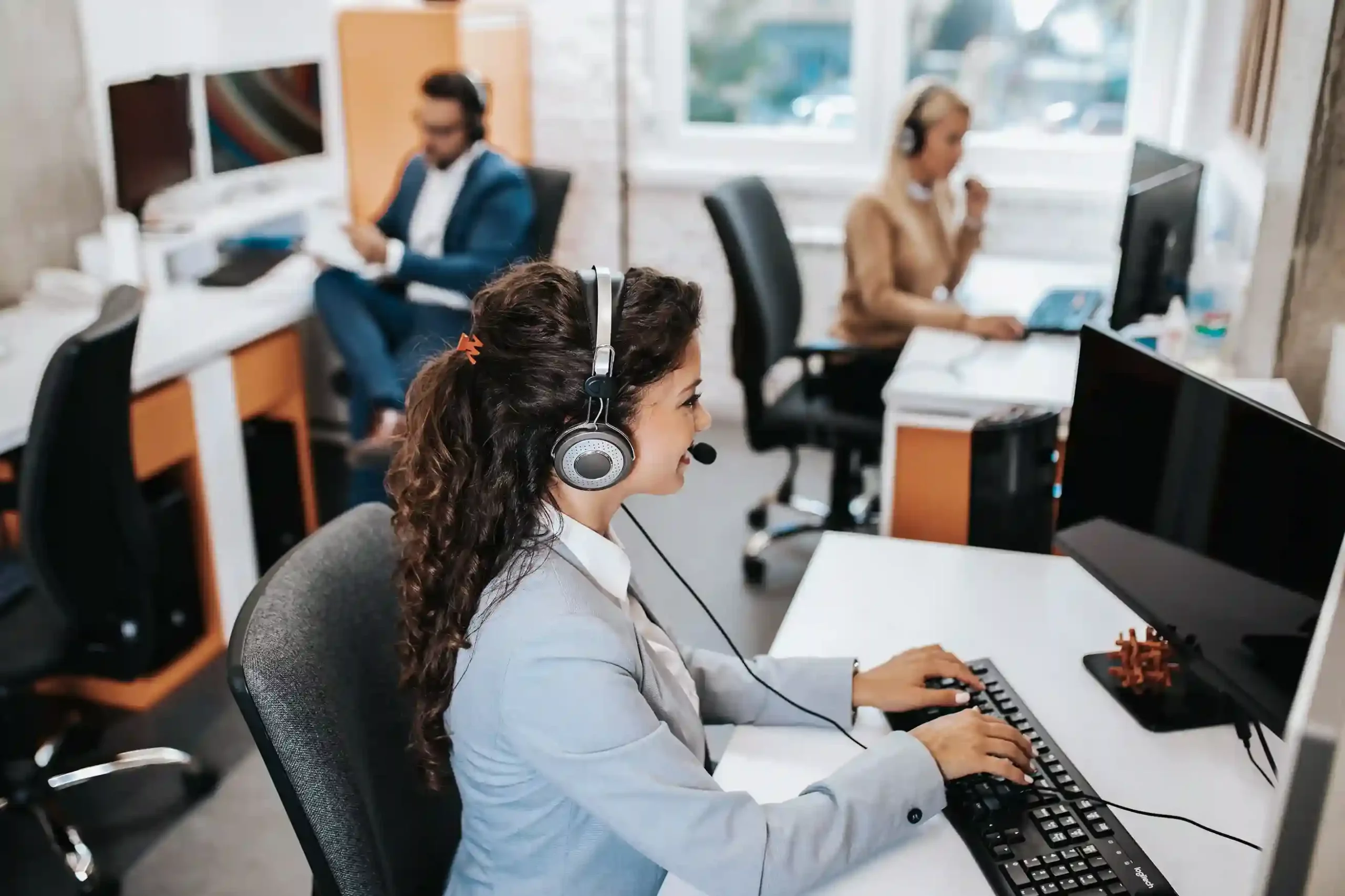 As one agent prepares to transfer a call, she reviews and updates notes so the receiving team can continue the conversation without missing details. An agent types call notes while speaking with a customer, ensuring the next team member has full context before the call is transferred.