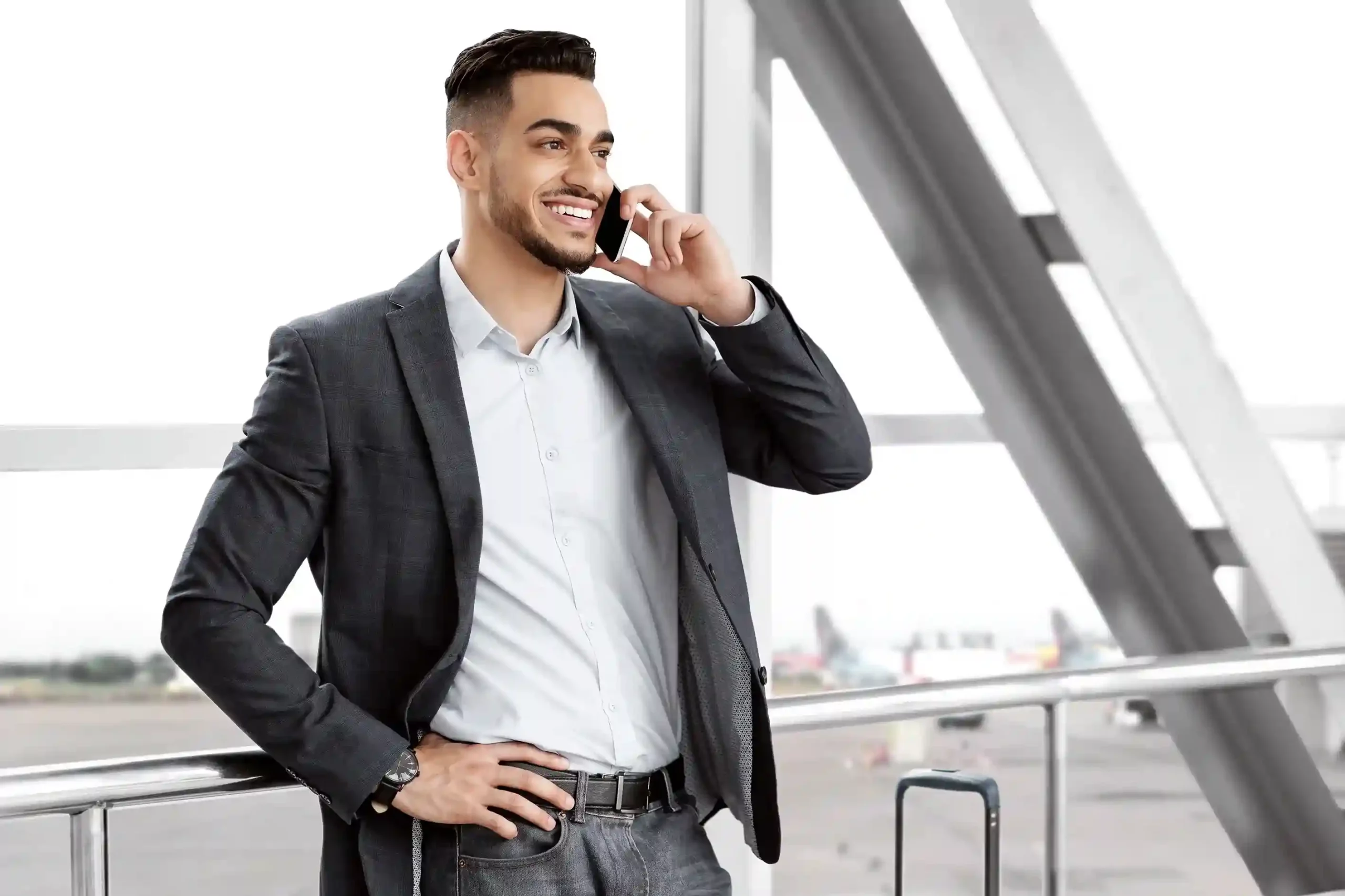 A traveling executive receives a call while agents use pinned contact details to maintain consistent handling and communication standards. A business executive confidently speaks on the phone while agents recognize his pinned contact and deliver the same level of service across teams.