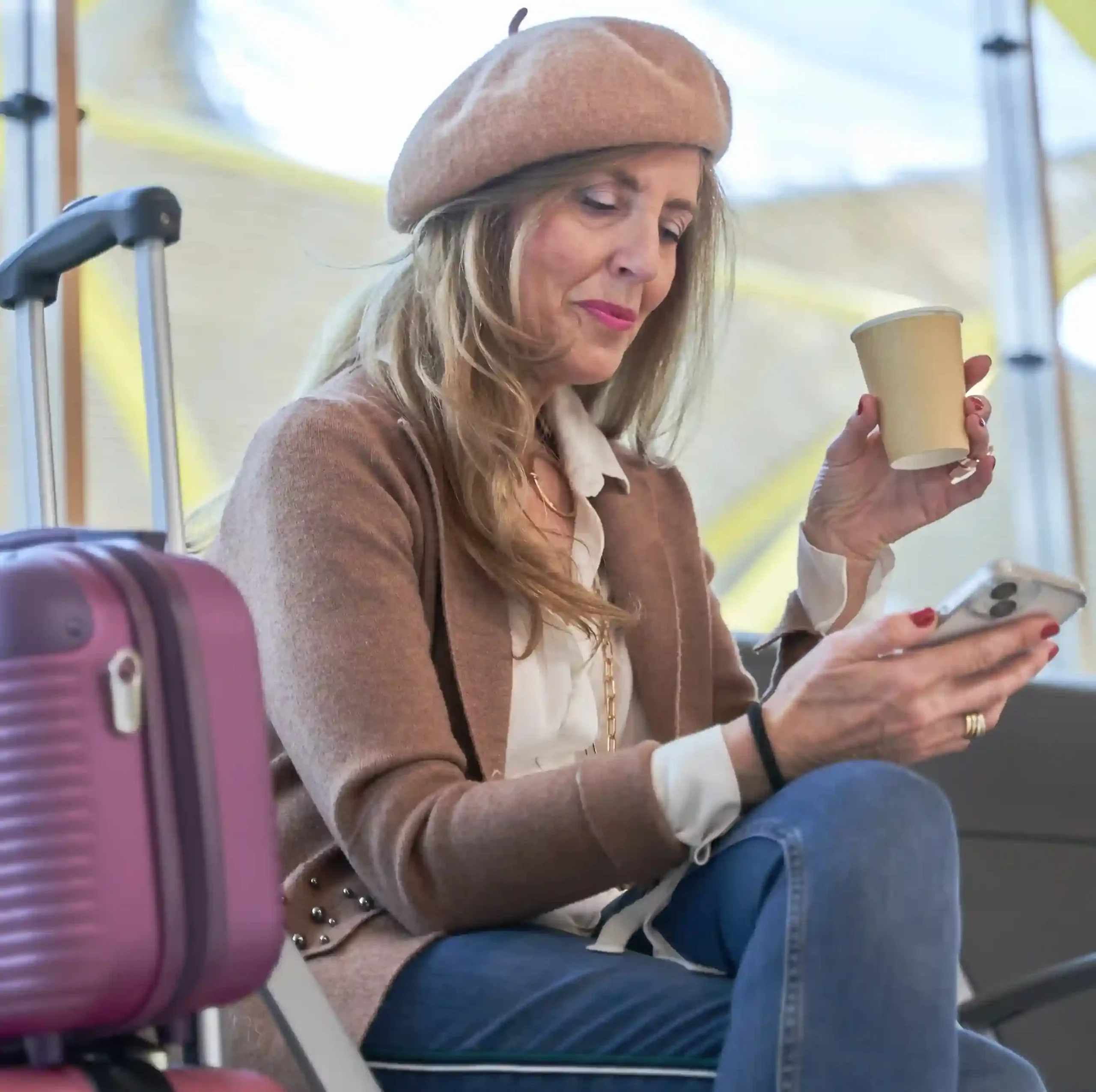 Professional support representative available to discuss Indosoft’s Automatic Callback benefits. Traveler checking her phone after receiving a rich media message sent through Indosoft.