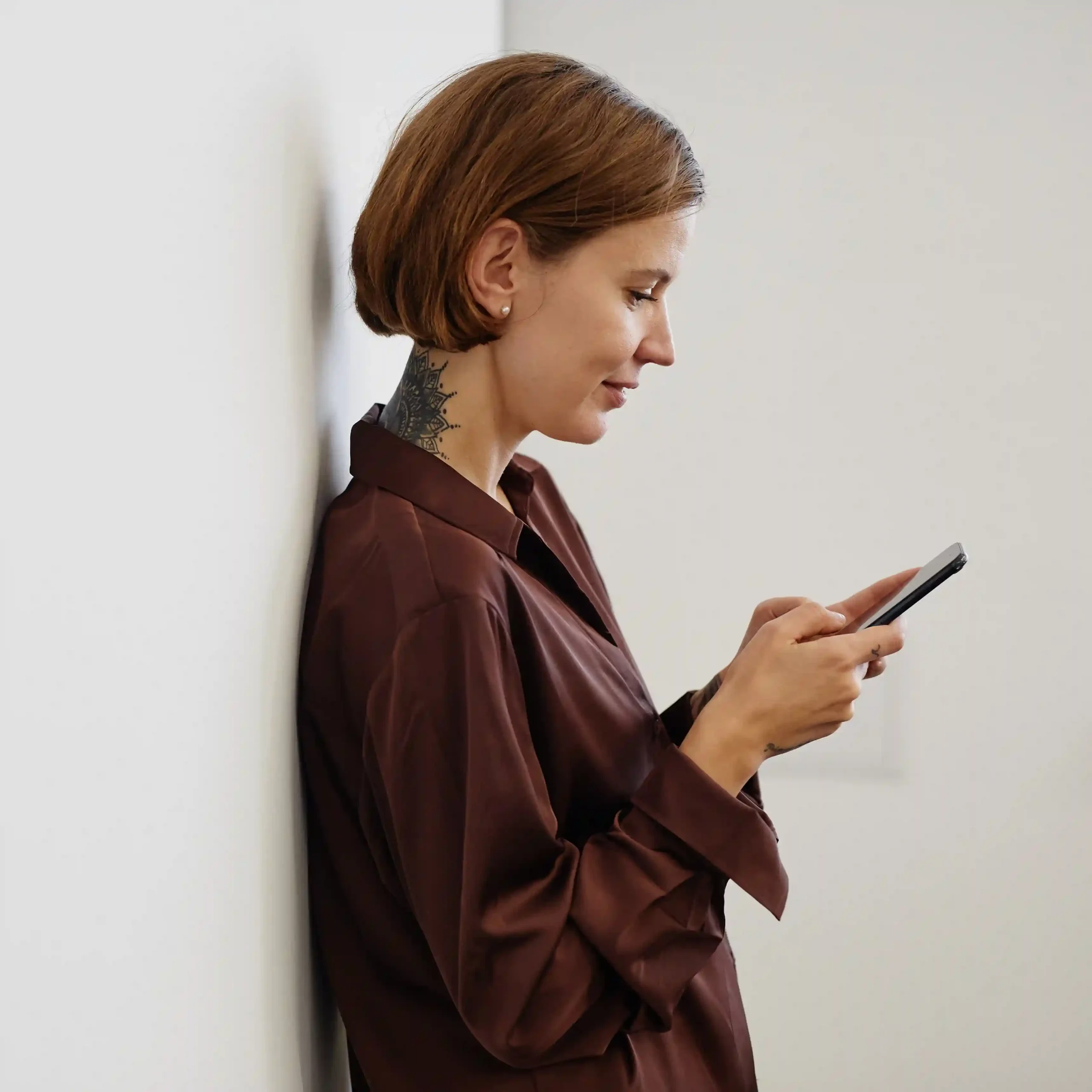 An outbound agent calmly checks contact information on her device before launching the next automated call in a high-volume campaign. A professional reviews outbound call details on her phone while preparing to engage the next contact through an automated dialing workflow.