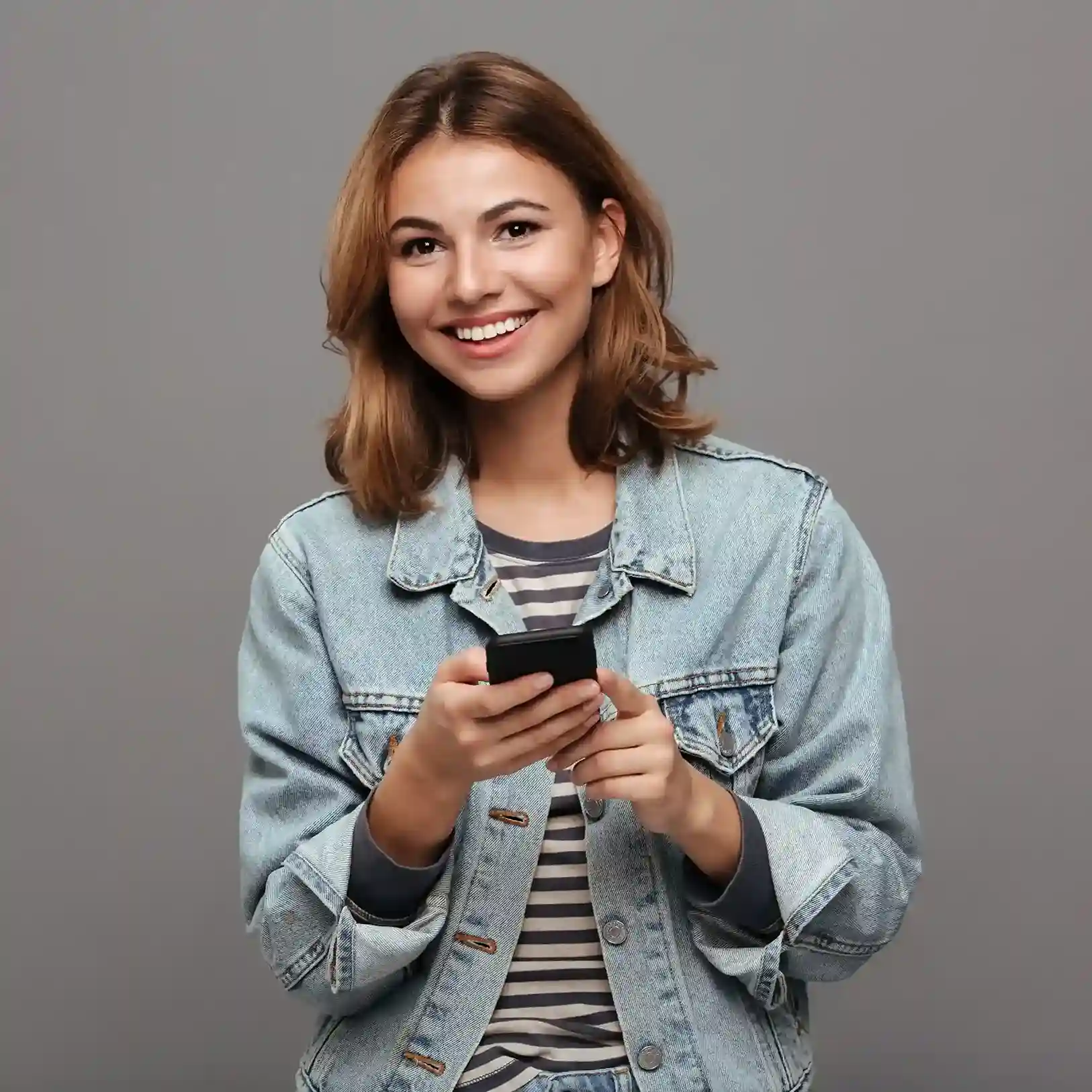 While managing her workflow, an agent quietly reviews a private message from teammates to stay coordinated without affecting customer communication. An agent checks a private team message on her phone while staying prepared to handle customer interactions without any visible disruption.