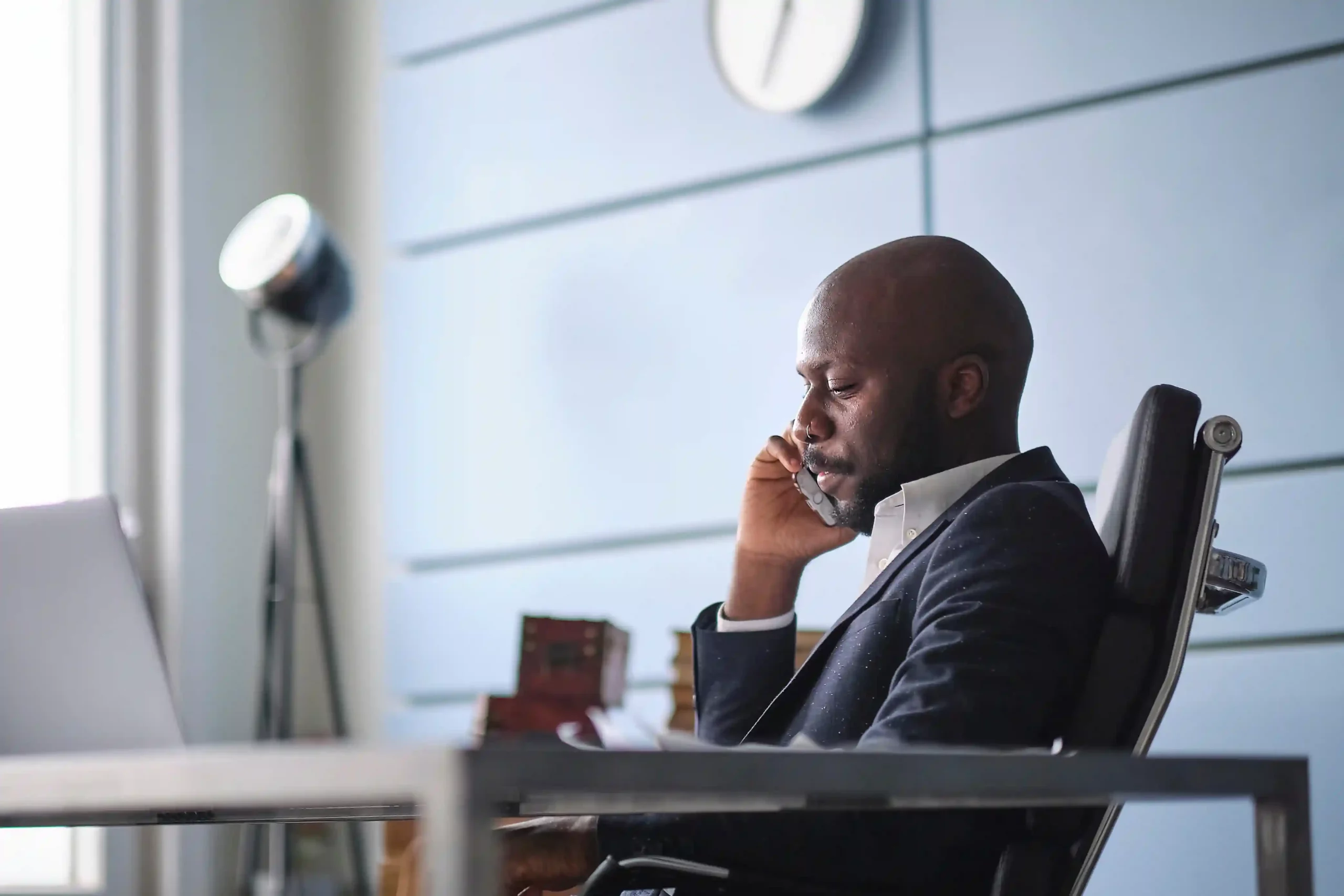 An agent speaks on the phone while applying custom disposition categories designed for his organization’s workflow. A professional handles a call at his desk while using customized disposition labels that match his business workflow.