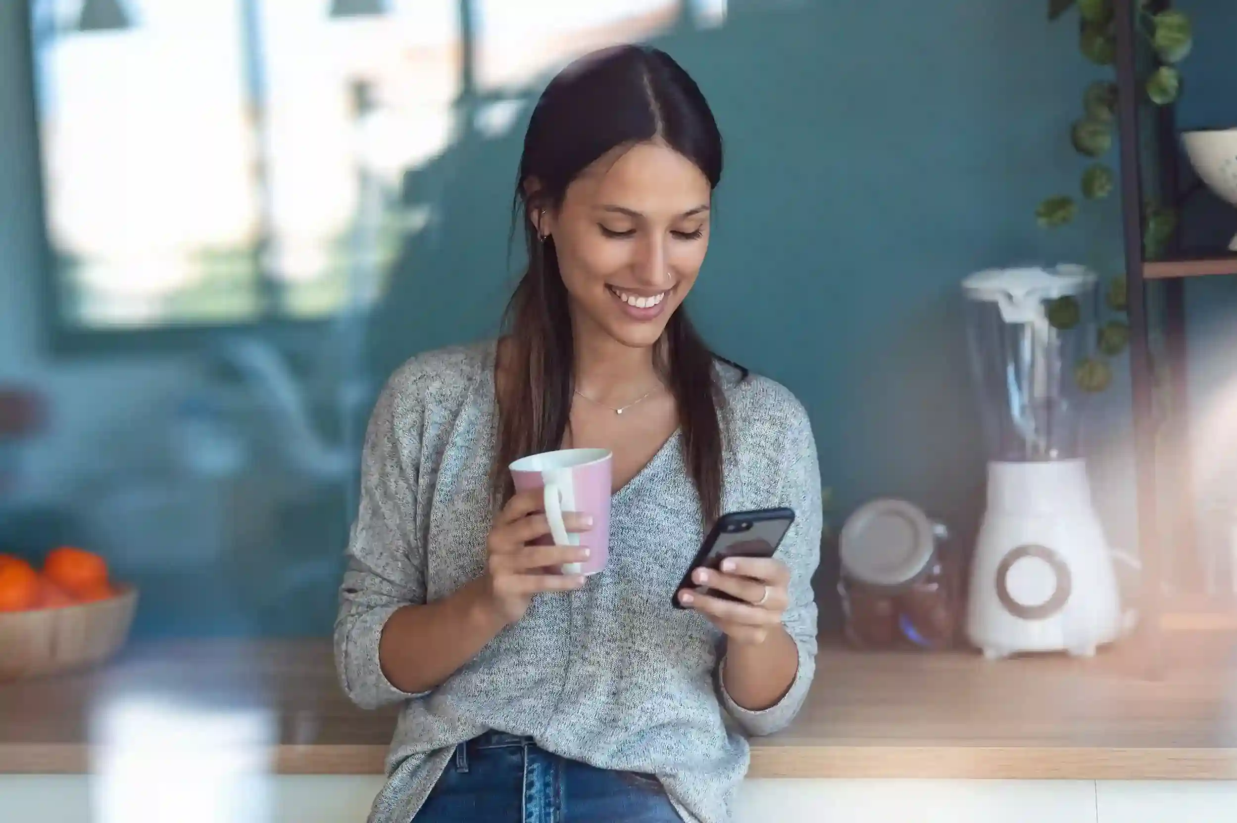 A regular customer smiles while receiving service as pinned contact details allow agents to avoid reintroductions and continue seamlessly. A returning customer checks her phone calmly while agents recognize her pinned contact and continue the conversation without asking for repeated details.
