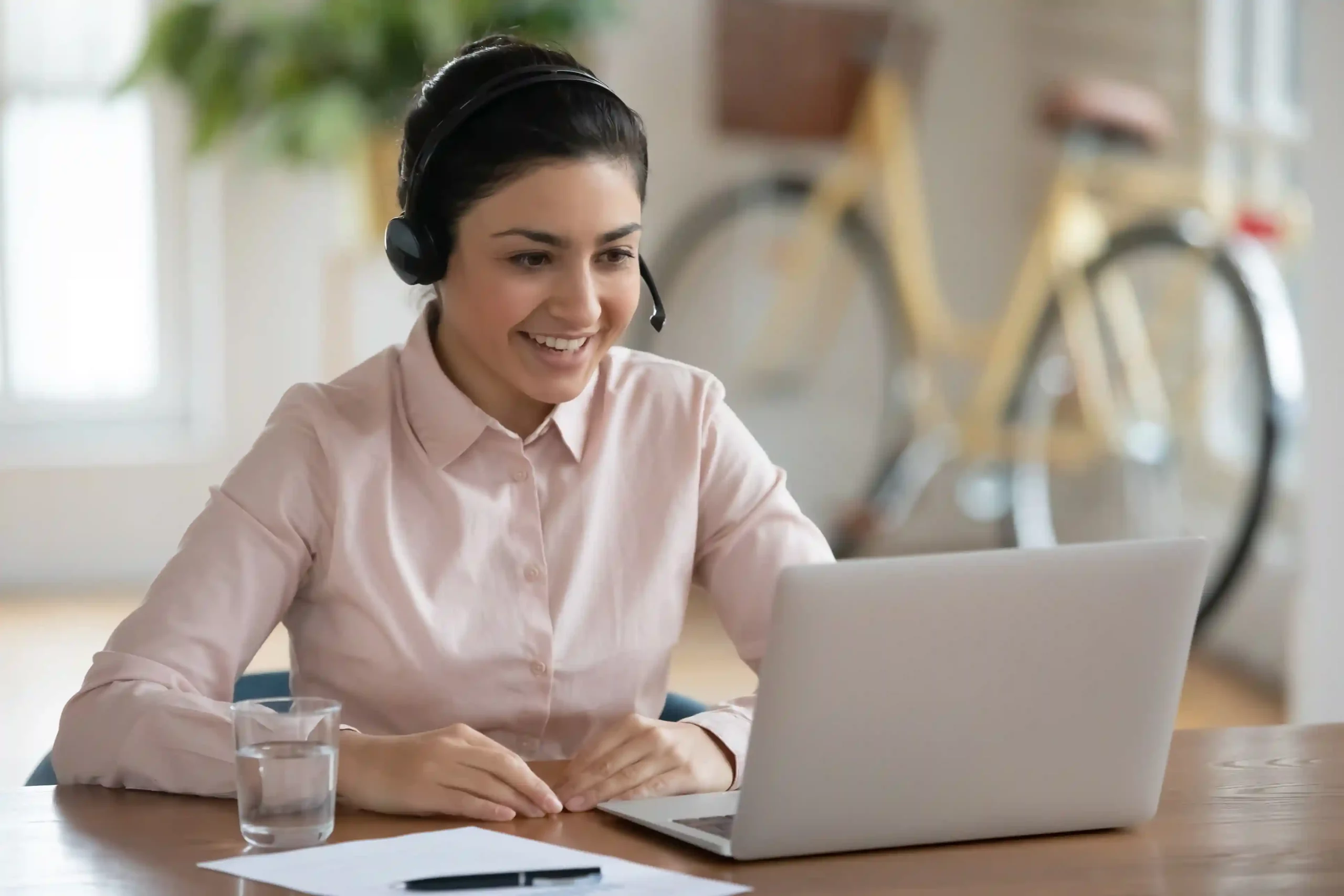 A customer support agent engages naturally with a caller as Indosoft’s silent monitoring runs in the background. An agent works confidently on her laptop while a supervisor silently monitors the live call through Indosoft without interrupting the conversation.