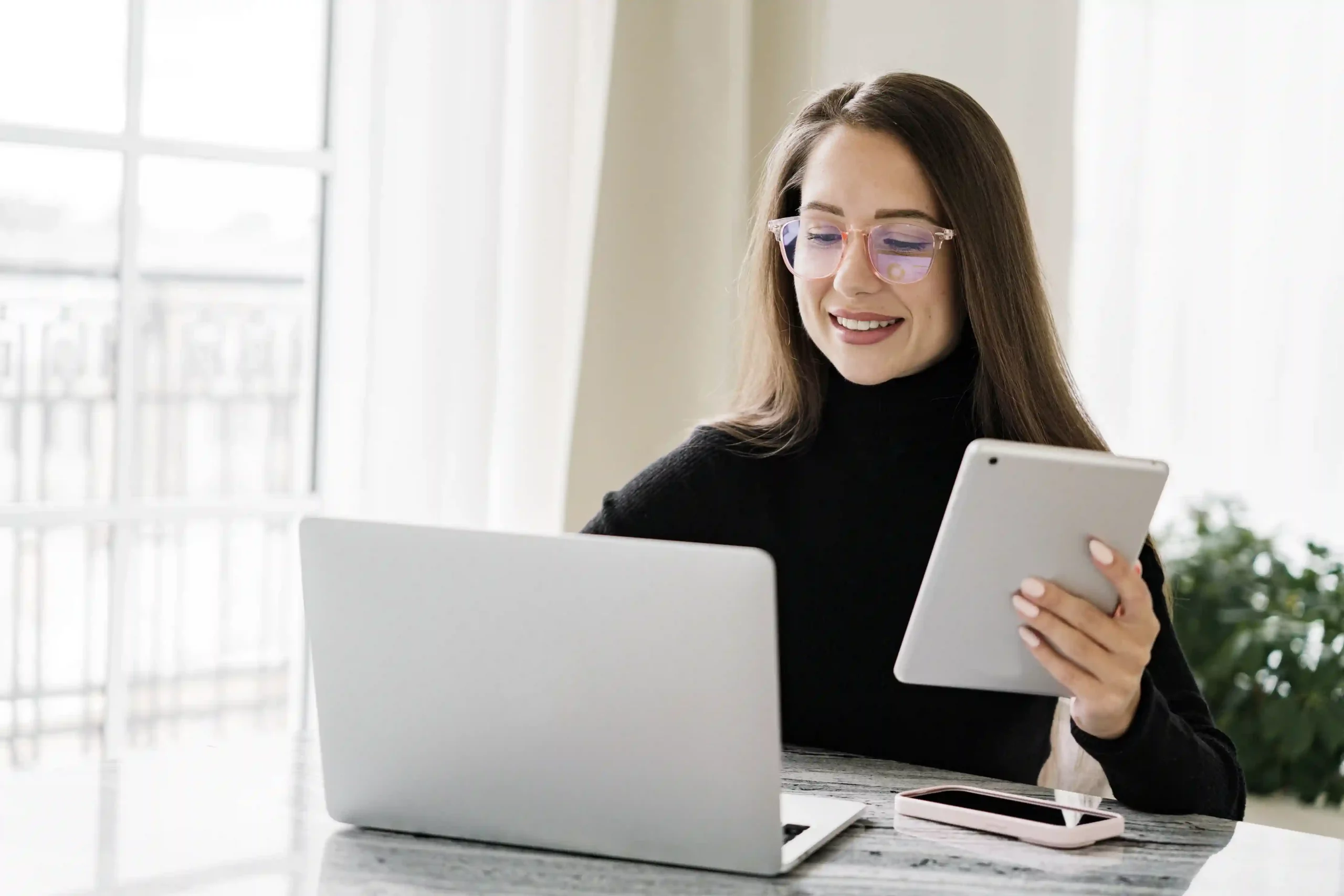 Real-time call rerouting shown as Indosoft’s ACD transfers a customer from an unavailable agent to an overflow specialist. A client on a laptop being reassigned by Indosoft’s ACD as the system automatically reroutes her call when an agent becomes unavailable.
