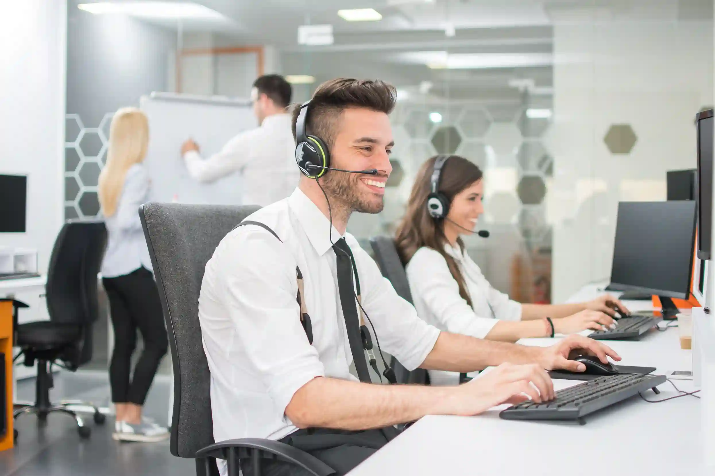 An agent receives a transferred call at their desk as SIP instantly connects the session and displays customer details for immediate support. A supervisor smoothly hands off a live customer call to a technical agent while SIP preserves call quality and customer context across workstations.